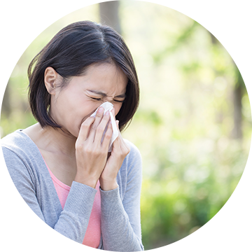 花粉症の症状に悩まされている