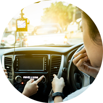 車のエアコンからカビ臭いニオイがする